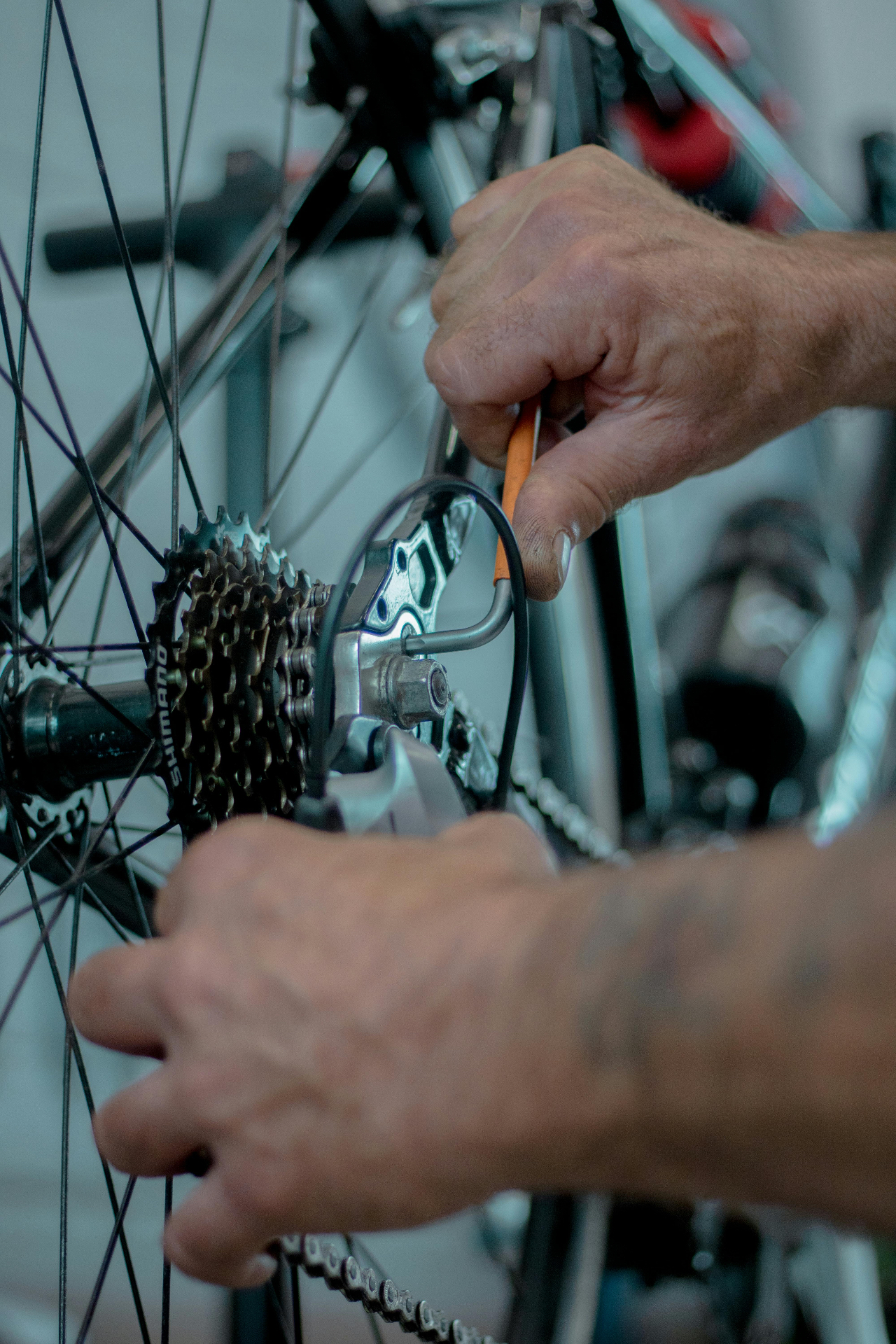 Mobil cykelsmed reparerer elcykel